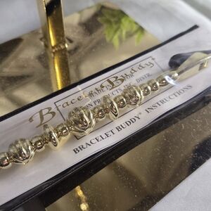 Bracelet Buddy – Because Putting On Bracelets Shouldn’t Be a Two-Person Job ✨